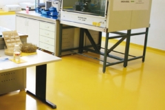 pavimento in resina epossidica di un Laboratorio