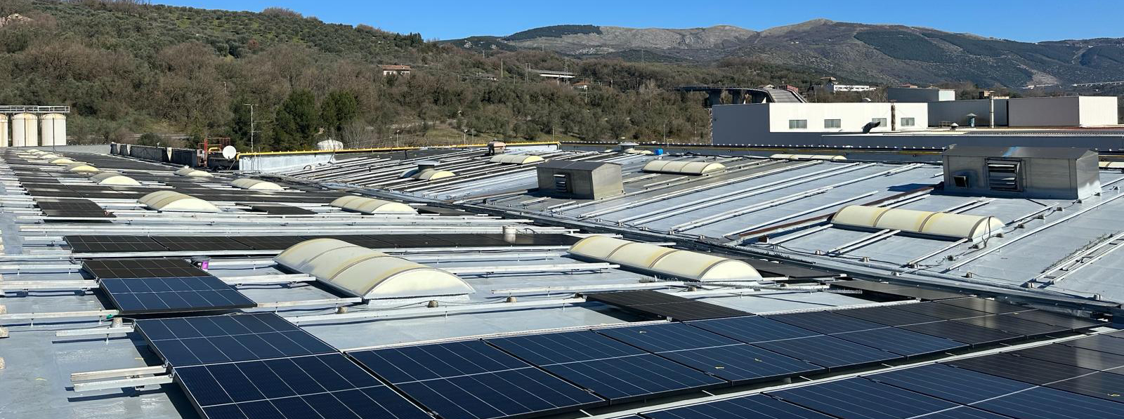 Impermeabilizzazione con poliurea su tetto industriale con impianto fotovoltaico