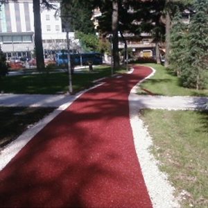 Pavimento drenante per esterni in ciottoli e resina