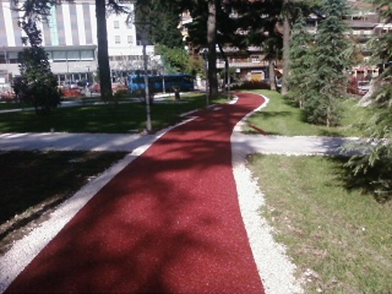 Pavimento drenante per esterni in ciottoli e resina